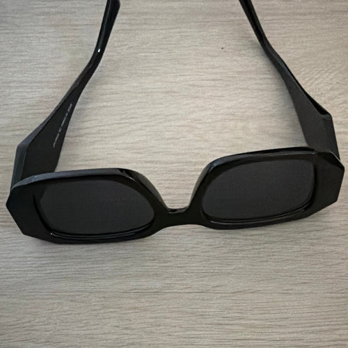 Black square sunglasses